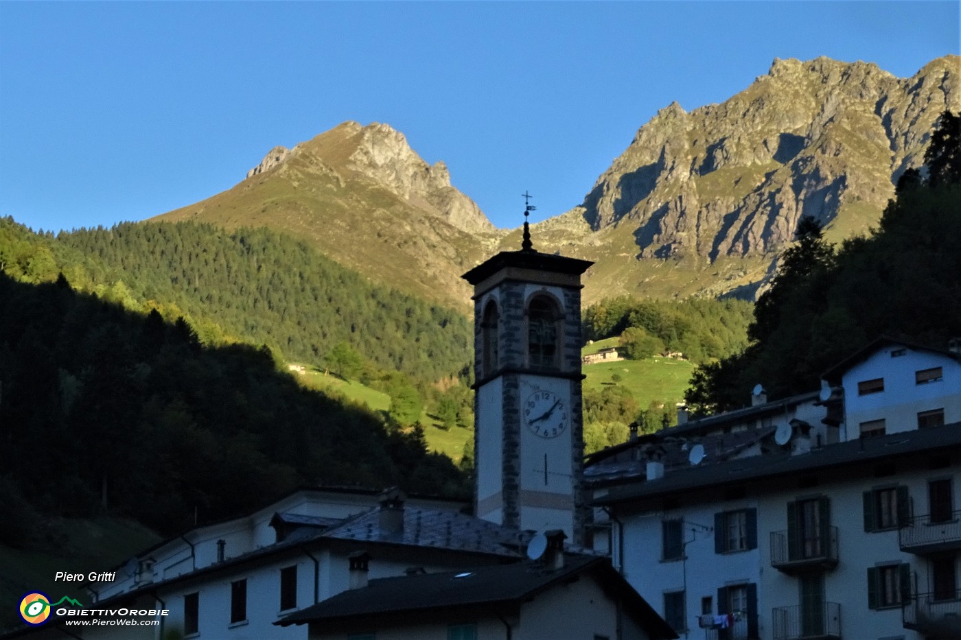 08 Il campanile della Chiesa di Valtorta segna la Val d'Inferno  .JPG